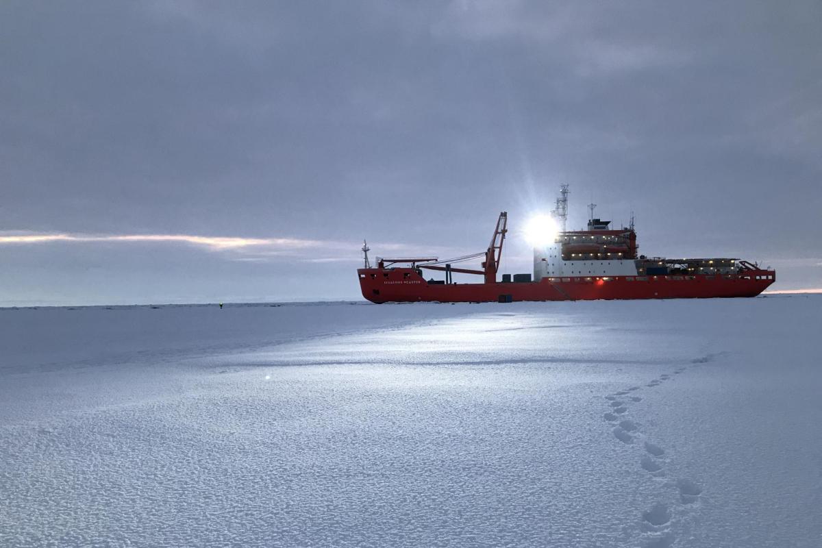 A vessel in the Arctic (Igor Vasilevich)