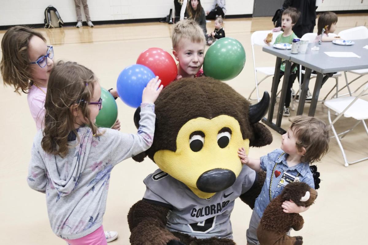 Kids have fun with Chip and balloons at Campus Kids Day
