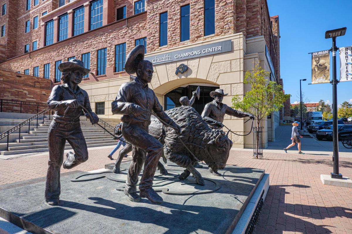 Sculpture depicting Ralphie and her handlers