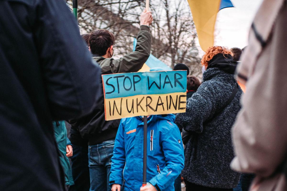 A kid protesting against the war in Ukraine
