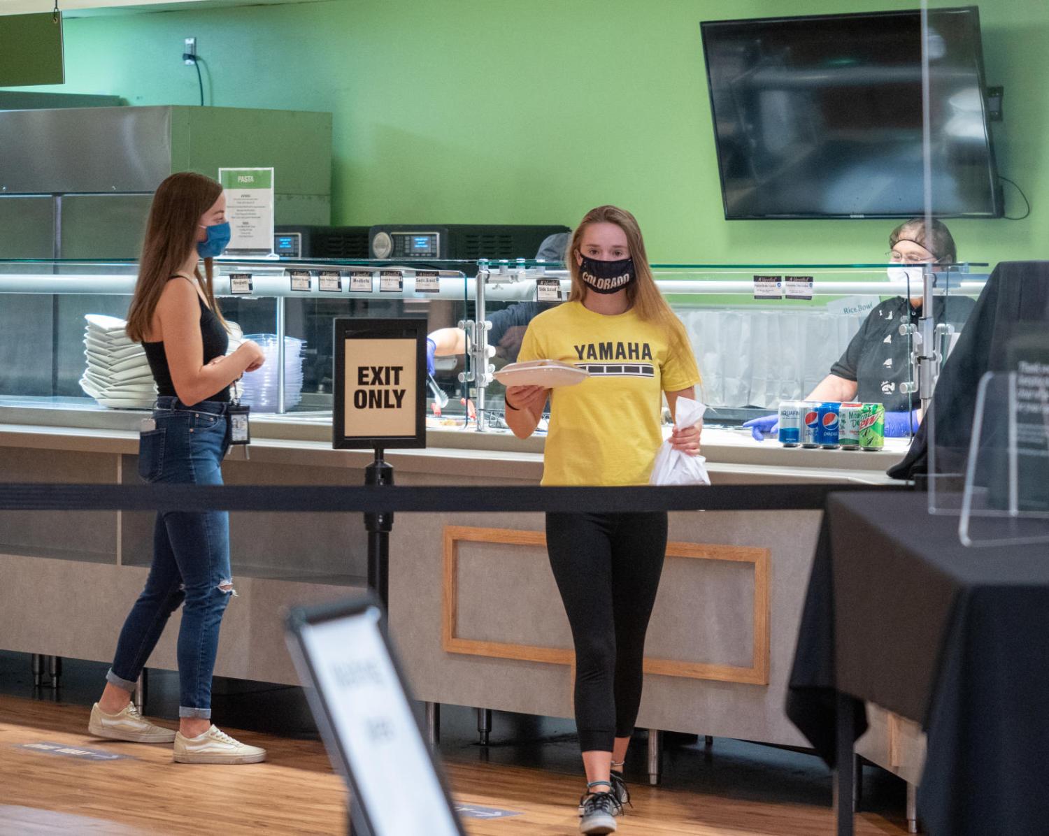 Students getting food on the CU Boulder campus.