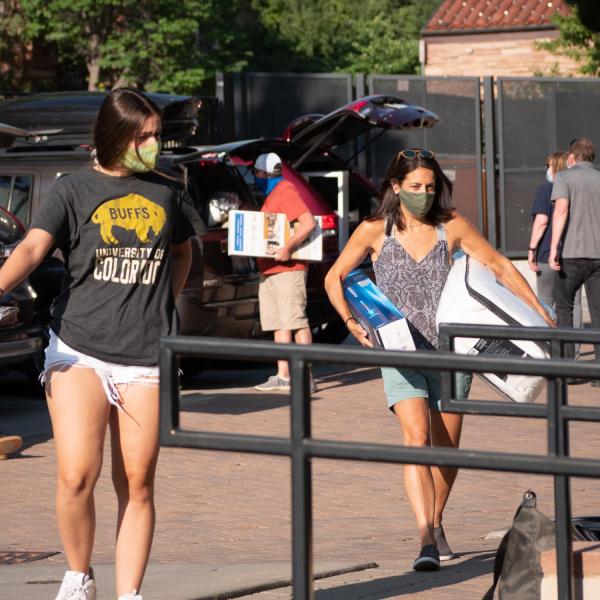 Parents and first year students at CU Boulder move into the residence halls on Monday, August 17, 2020. They adhered to facial covering and social distancing policies. (Photo by Glenn Asakawa/University of Colorado)