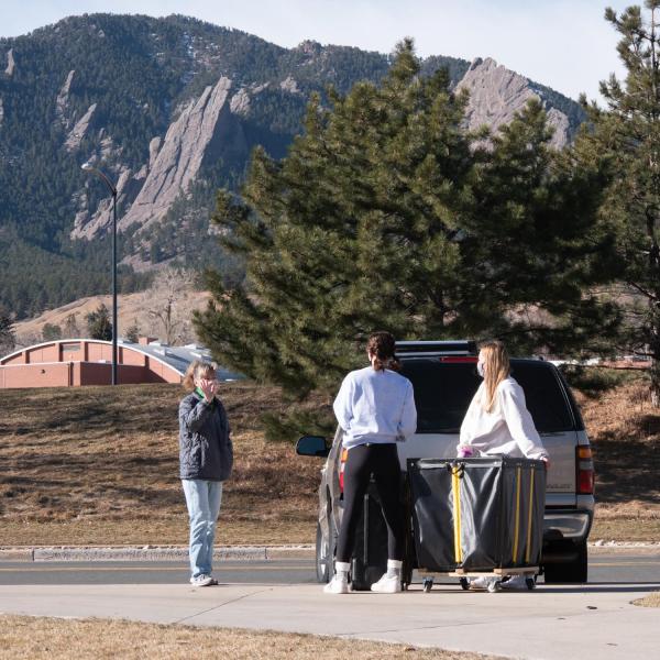 A parent waves goodbye to students returning to the Kittredge residence hall on Feb. 7, 2021. (Photo by Glenn Asakawa/University of Colorado)