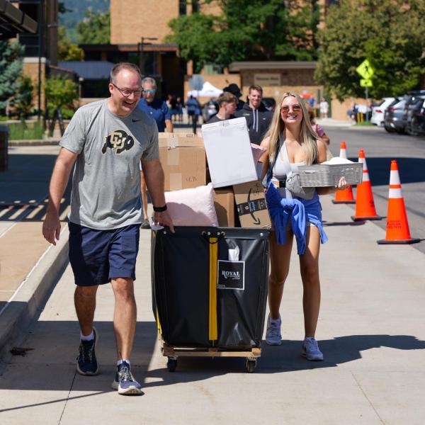 New students arrive on campus with the help of family and volunteers