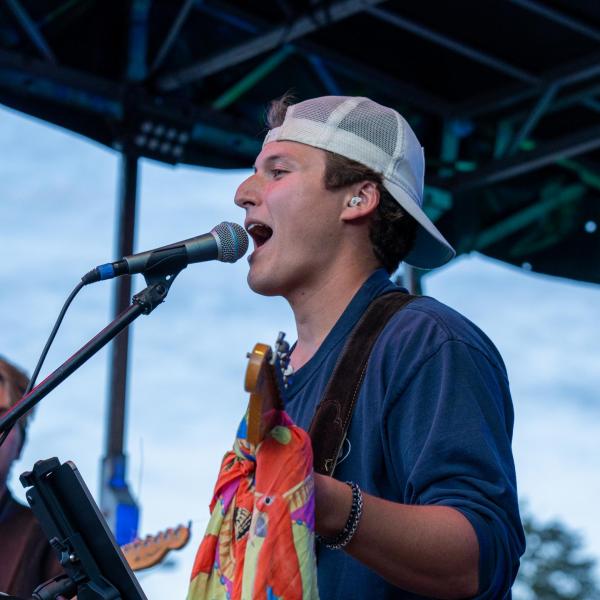 Rosen singer performs at the inaugural BuffStreet on The Hill (Glenn Asakawa/CU Boulder)