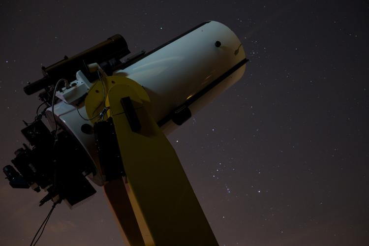 Large telescope pointing to the night sky