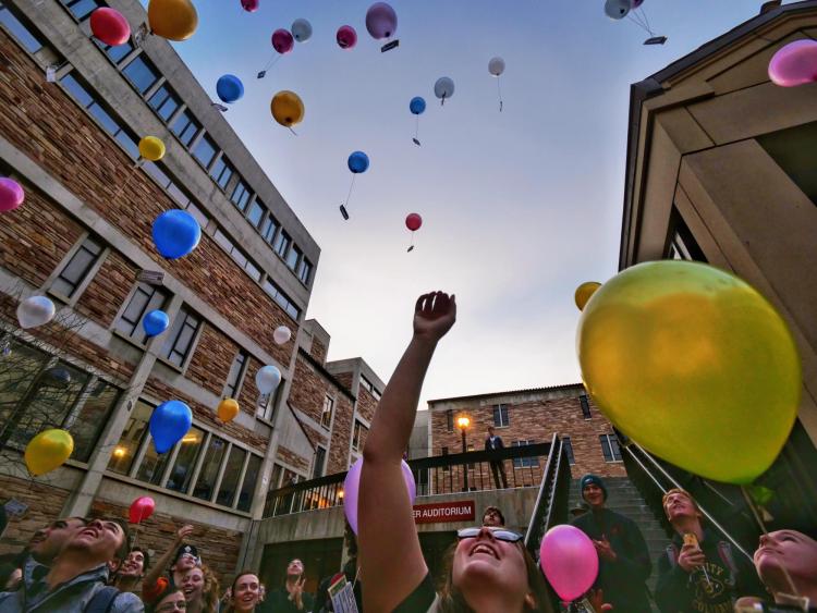 Pathways to Space class students release balloons at the end of their kickoff class outside of Meunzinger Auditorium. Photo by Glenn Asakawa.