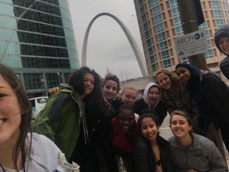 St. Louis | Students stop for some sightseeing on their way to Tennessee.