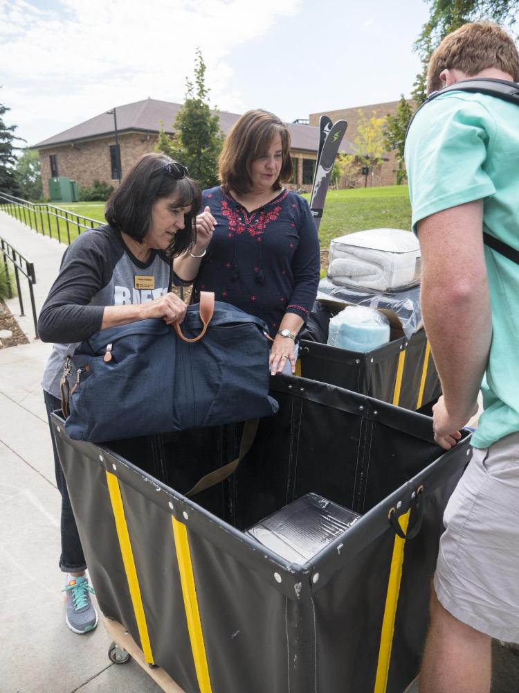Yvonne DiStefano, wife of Chancellor Phil DiSteno, helps with move-in at Williams Village