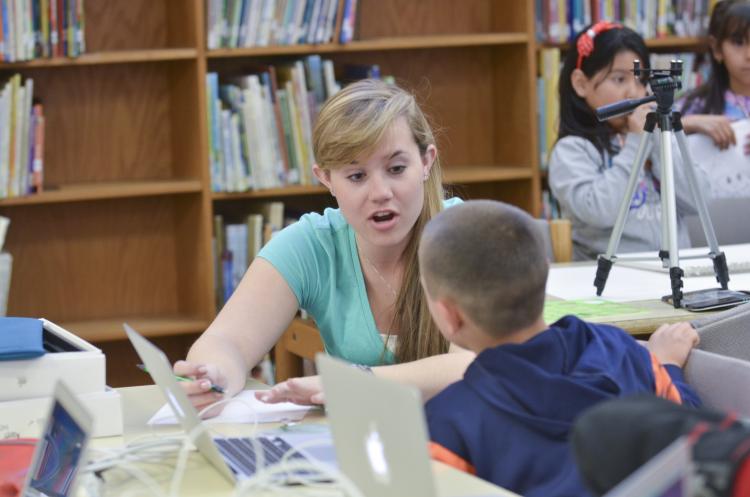CU students helps Sanchez Elementary students with STEM projects as part of the El Pueblo Magico program. (Photo by Glenn Asakawa/University of Colorado)