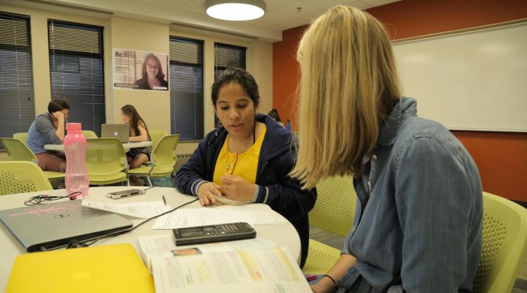 A student tutors another student at an ASAP open hours session