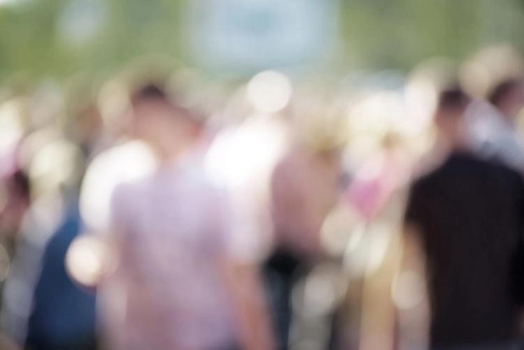 a blurry crowd of people