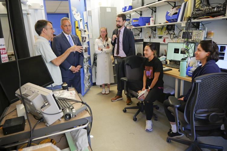 Don Graves visits Eric Cornell and researchers in his lab