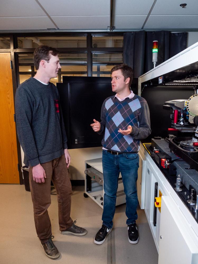 Neuroscience Club students work in lab on campus