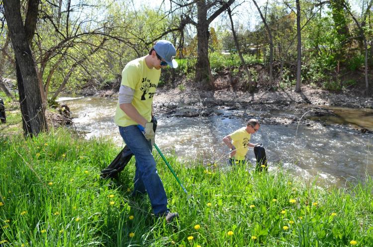 Buffs pick up trash near Boulder Creek