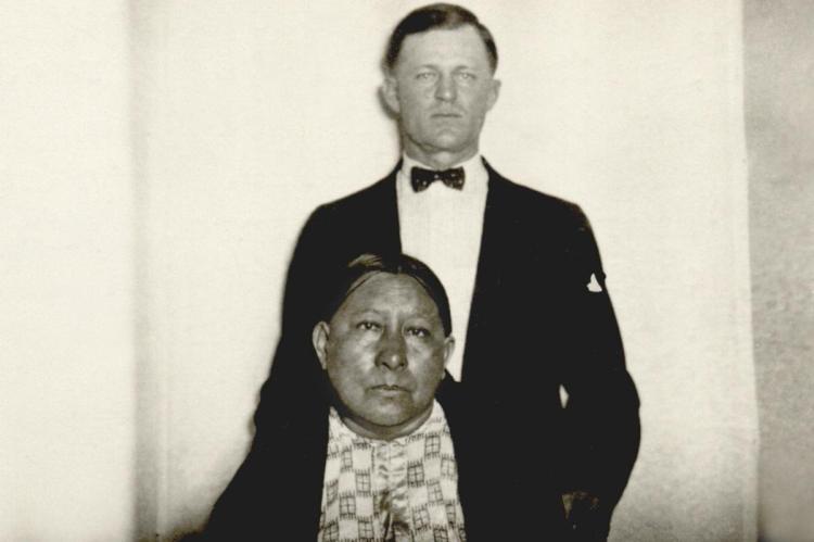A photo of Ernest Burkhart and his wife Mollie née Kyle from the 20th century. The historical figures are portrayed by Leonardo DiCaprio and Lily Gladstone in the film.