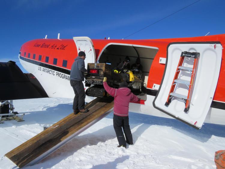 Unloading airplane