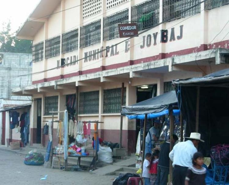Building painted with the words "Mercado Municipal del Joyabaj"