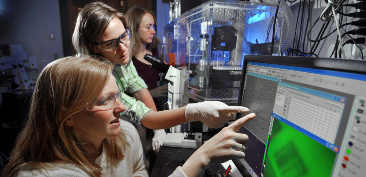 Kristi Anseth in lab