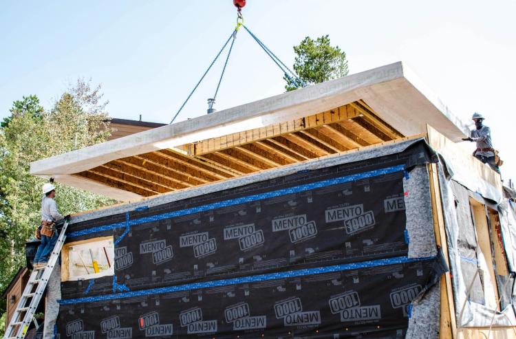 The SPARC house's 8 panels come together with assistance from Simple Homes. (Credit: U.S. Department of Energy)