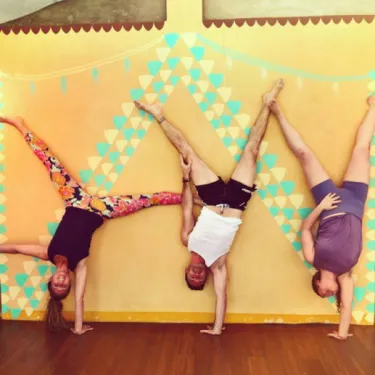 Miranda Viorst handstand