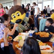 Children and parents eat lunch with Chip