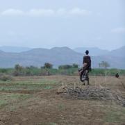 Turkana women prepare the fields to make them ready before the floods come (Loes van der Pluijm/Wikimedia Commons)