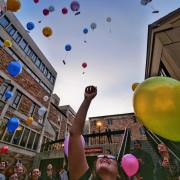 Pathways to Space class students release balloons at the end of their kickoff class outside of Meunzinger Auditorium. Photo by Glenn Asakawa.