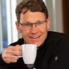 Joost de Gouw discusses his research over coffee