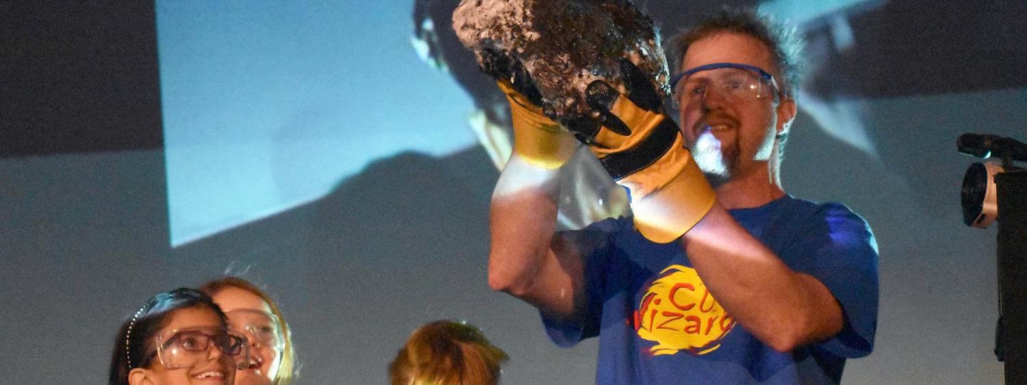 Brian Hynek shows space rock in demonstration