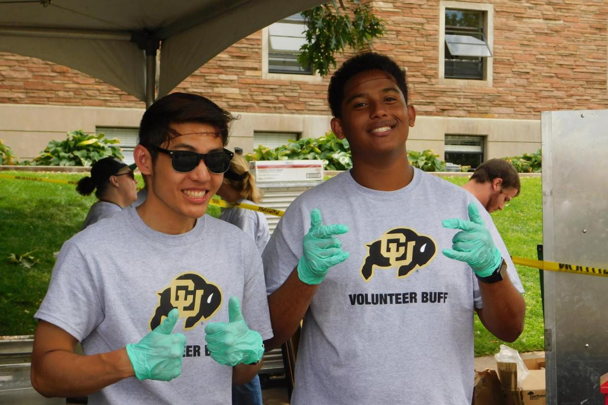 Students wearing "volunteer Buffs" tshirts