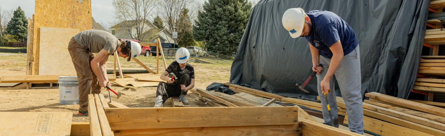 students helping with Habitat for Humanity